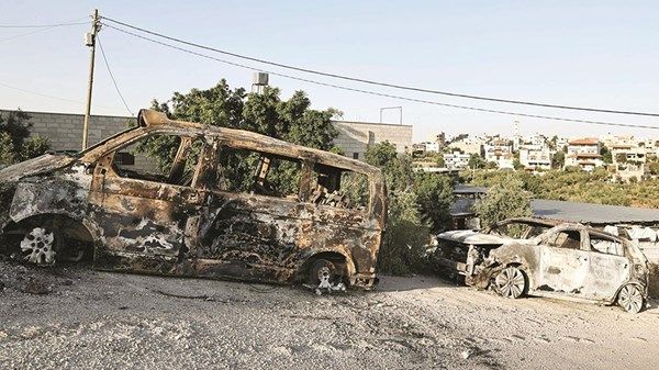 مستوطنون متطرفون يحرقون خياماً ومركبات في الضفة الغربية