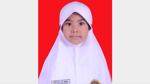 وصلت لنهائيات «دبي الدولية».. الطفلة الإندونيسية عائشة الرُّمَيْ نموذج في إتقان القرآن