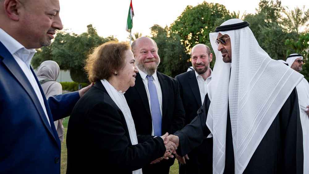 رئيس الدولة يحضر أول لقاء يجمع شخصيات شهدت مراسم رفع علم الاتحاد مع الوالد المؤسس الشيخ زايد