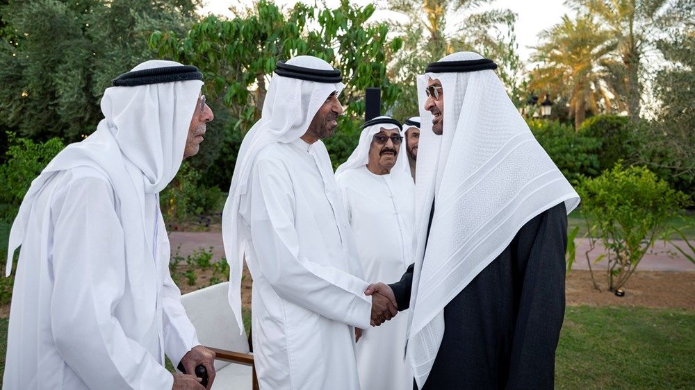 رئيس الدولة يحضر أول لقاء يجمع شخصيات شهدت مراسم رفع علم الاتحاد مع الوالد المؤسس الشيخ زايد