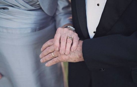 شاهد بالفيديو.. بعد أن أصبحت “حبوبة”.. سيدة سودانية في عمر السبعين تتزوج من حبيبها الأول الذي ظل متعلق بها أكثر من 55 عام دون أن يتزوج