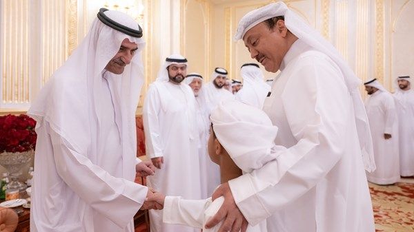 حمد الشرقي يستقبل جموع المهنئين بشهر رمضان بحضور ولي العهد
