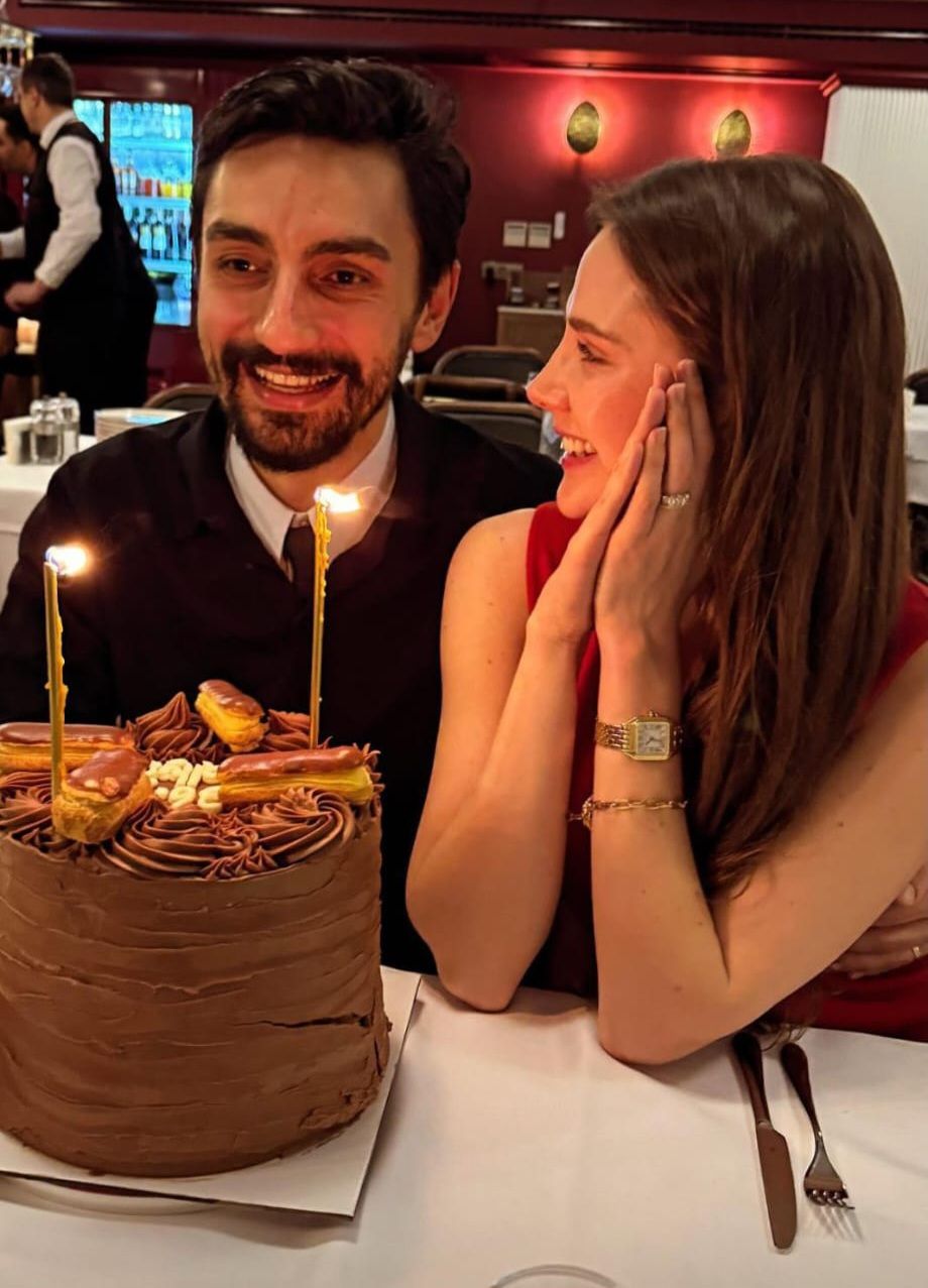 بالصور: ألينا بوز تفيض رومانسية في احتفال خاص بعيد ميلاد زوجها