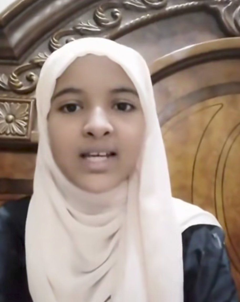 شاهد بالفيديو.. بعد أن هاجمته وأشعلت ثورة ديسمبر.. الطفلة سعاد بوليغ تعتذر للرئيس البشير: (قدم الكثير للسودان وياريت لو عندنا نسخ متعددة منه)