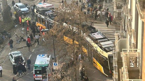 قتيلان وعشرات المصابين بانحراف ترام في ميلانو