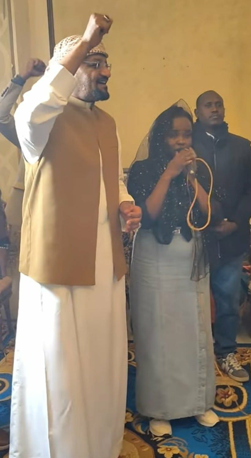 شاهد بالفيديو.. بعد ظهورها وهي تمدح داخل مسيد شيخ الأمين بالقاهرة.. مطربة سودانية ترد على سخرية الجمهور: (حسبي الله ونعم الوكيل فيكم فردا فردا)