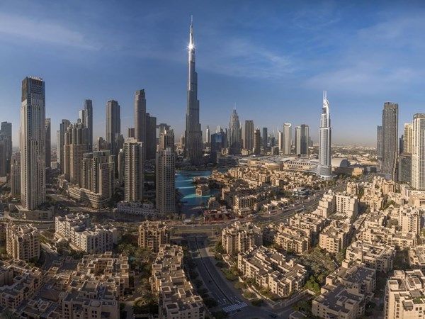 سقوط شظايا طائرات مُسيّرة عقب اعتراضها من قبل الدفاعات الجوية على ساحتي منزلين في دبي