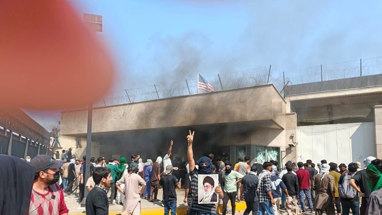 الباكستانيون يهاجمون القنصلية الامريكية في كراتشي احتجاجا على اغتيال المرشد الاعلى