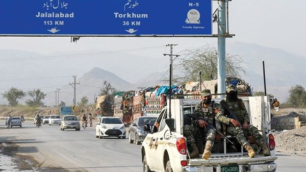 الإمارات تدعو باكستان وأفغانستان لتغليب «صوت العقل»