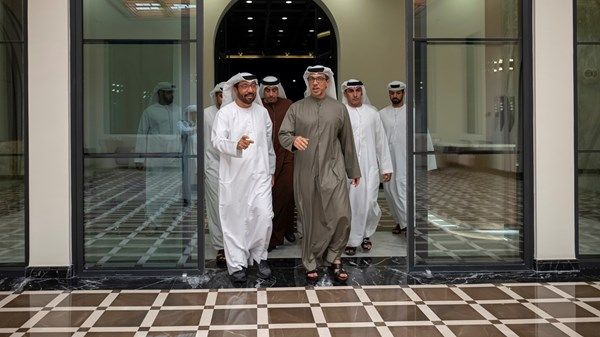 منصور بن زايد يزور ساحة الخيل في نادي أبوظبي للفروسية