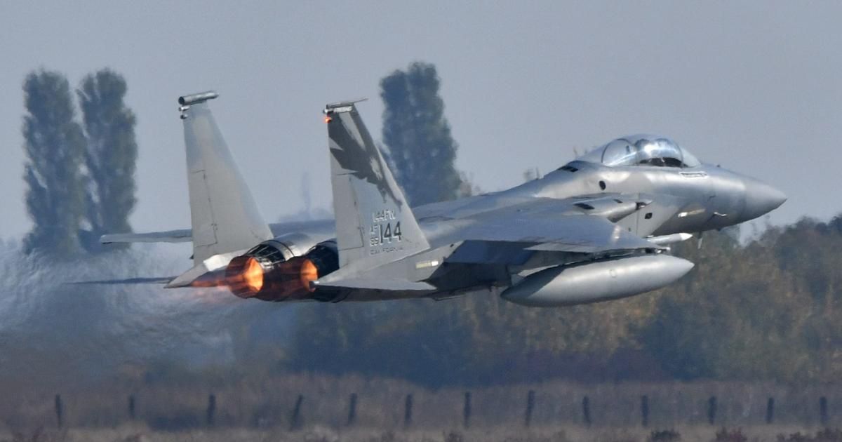 بالفيديو: سقوط طائرة حربية أميركية في الكويت وإنقاذ الطيار