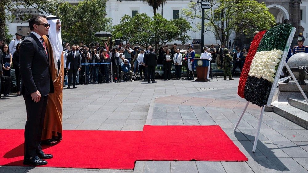 ولي عهد أبوظبي يضع إكليلاً من الزهور أمام النصب التذكاري للاستقلال في العاصمة الإكوادورية كيتو