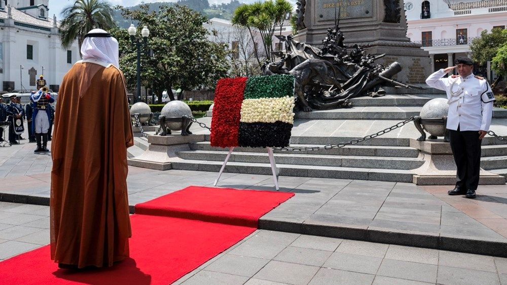 ولي عهد أبوظبي يضع إكليلاً من الزهور أمام النصب التذكاري للاستقلال في العاصمة الإكوادورية كيتو