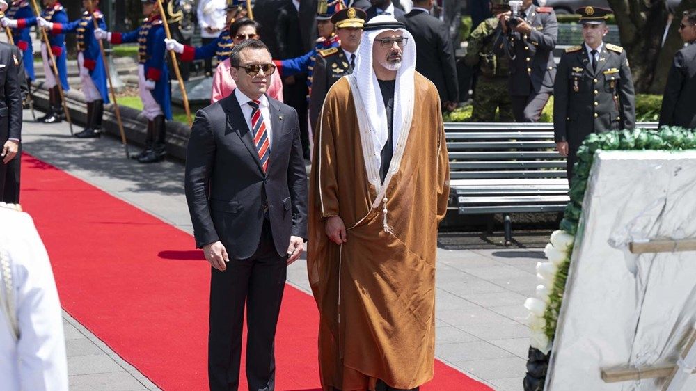 ولي عهد أبوظبي يضع إكليلاً من الزهور أمام النصب التذكاري للاستقلال في العاصمة الإكوادورية كيتو
