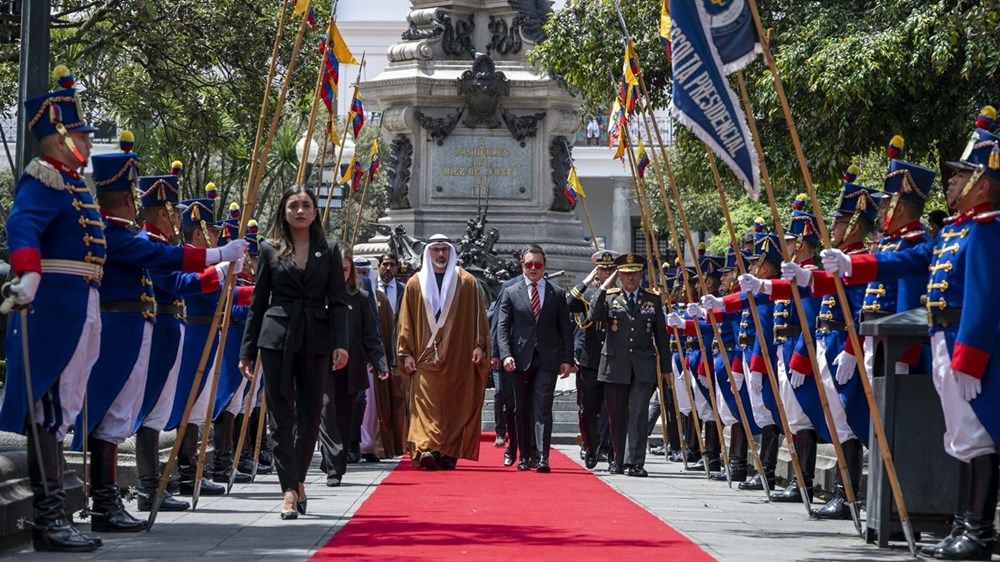 ولي عهد أبوظبي يضع إكليلاً من الزهور أمام النصب التذكاري للاستقلال في العاصمة الإكوادورية كيتو