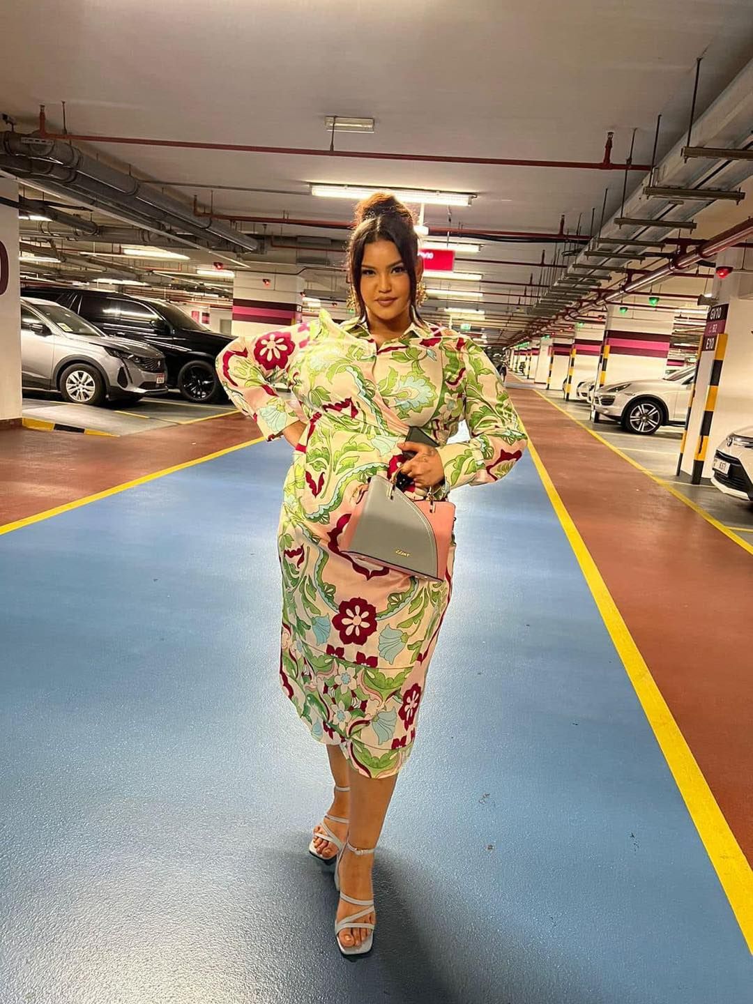 شاهد.. “بلوغر” سودانية تؤدي “العمرة” مع شيخ الأمين وصفحات مواقع التواصل تنشر صور مثيرة لها