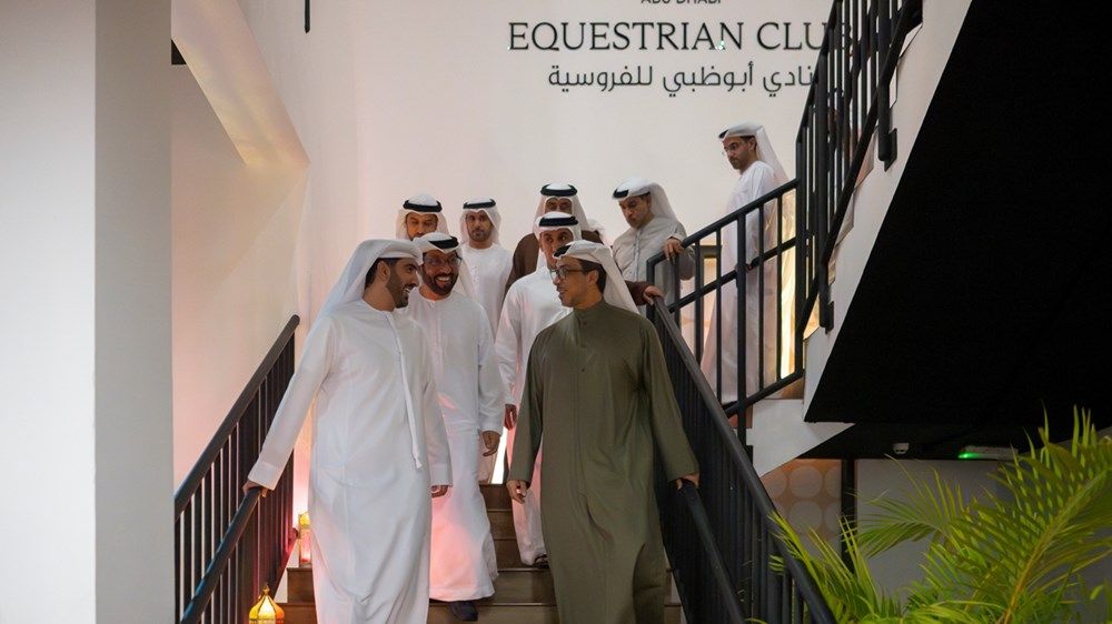 منصور بن زايد يزور ساحة الخيل في نادي أبوظبي للفروسية