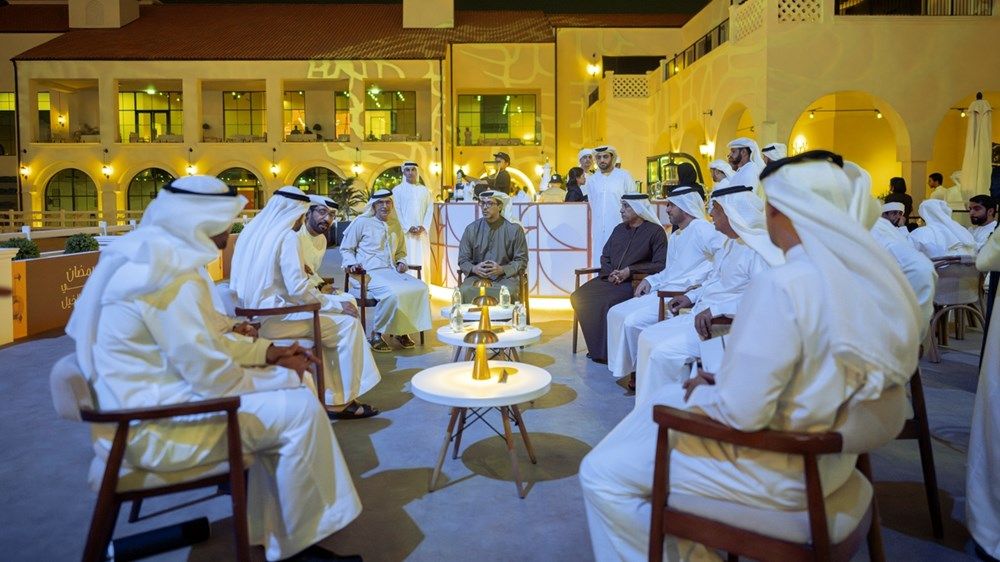 منصور بن زايد يزور ساحة الخيل في نادي أبوظبي للفروسية