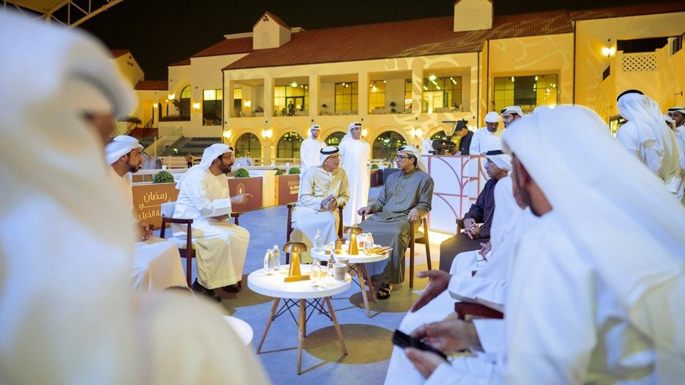 منصور بن زايد يزور ساحة الخيل في نادي أبوظبي للفروسية