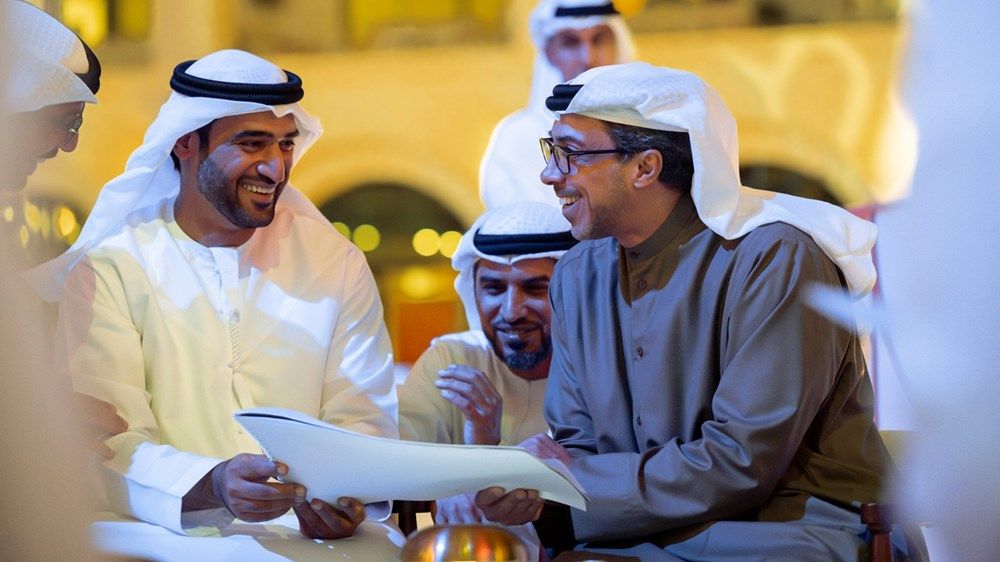 منصور بن زايد يزور ساحة الخيل في نادي أبوظبي للفروسية