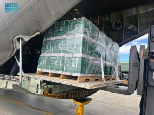 الطائرة الإغاثية السعودية الـ82 تصل مطار العريش دعمًا لغزة