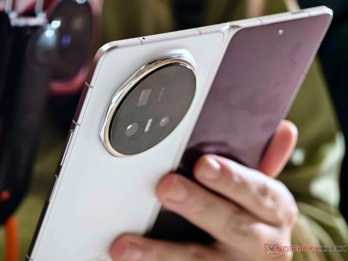 تكنولوجيا: هونر ماجيك في 6: تجربة عملية للهاتف القابل للطي الجديد الذي يتفوق على سامسونج جالاكسي زي فولد 7 #MWC 2026