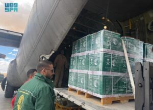 الطائرة الإغاثية السعودية الـ82 تصل مطار العريش دعمًا لغزة