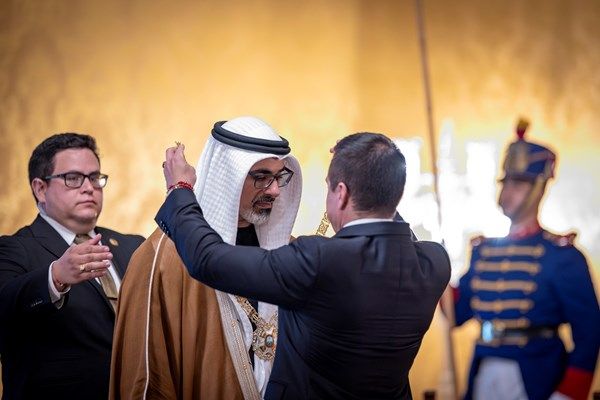 رئيس جمهورية الإكوادور يمنح ولي عهد أبوظبي وسام الاستحقاق الوطني