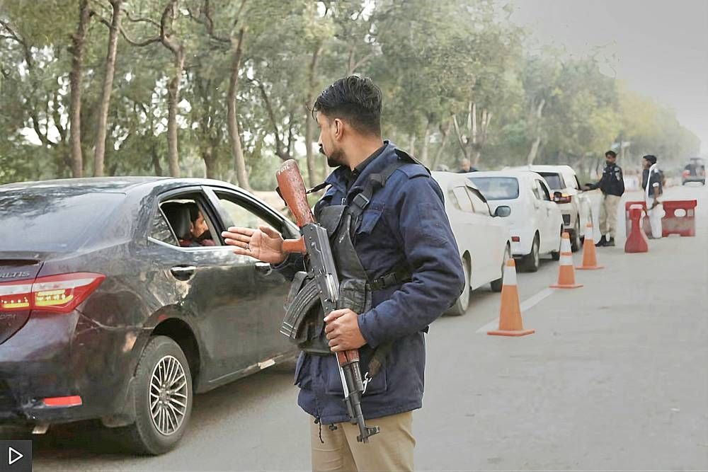 ضربات جوية ومواجهات ليلية بين إسلام آباد وكابول