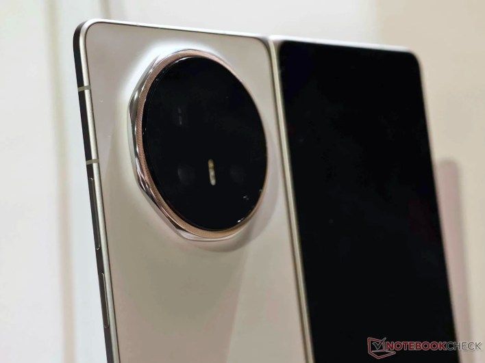 تكنولوجيا: هونر ماجيك في 6: تجربة عملية للهاتف القابل للطي الجديد الذي يتفوق على سامسونج جالاكسي زي فولد 7 #MWC 2026