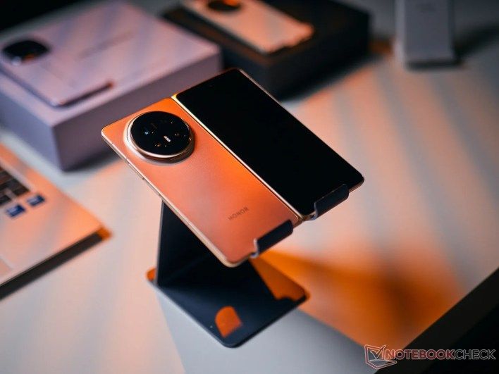 تكنولوجيا: هونر ماجيك في 6: تجربة عملية للهاتف القابل للطي الجديد الذي يتفوق على سامسونج جالاكسي زي فولد 7 #MWC 2026