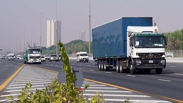 "طرق" و"شرطة دبي" تقرران رفع حظر حركة الشاحنات على شوارع الإمارة حتى مساء الأربعاء