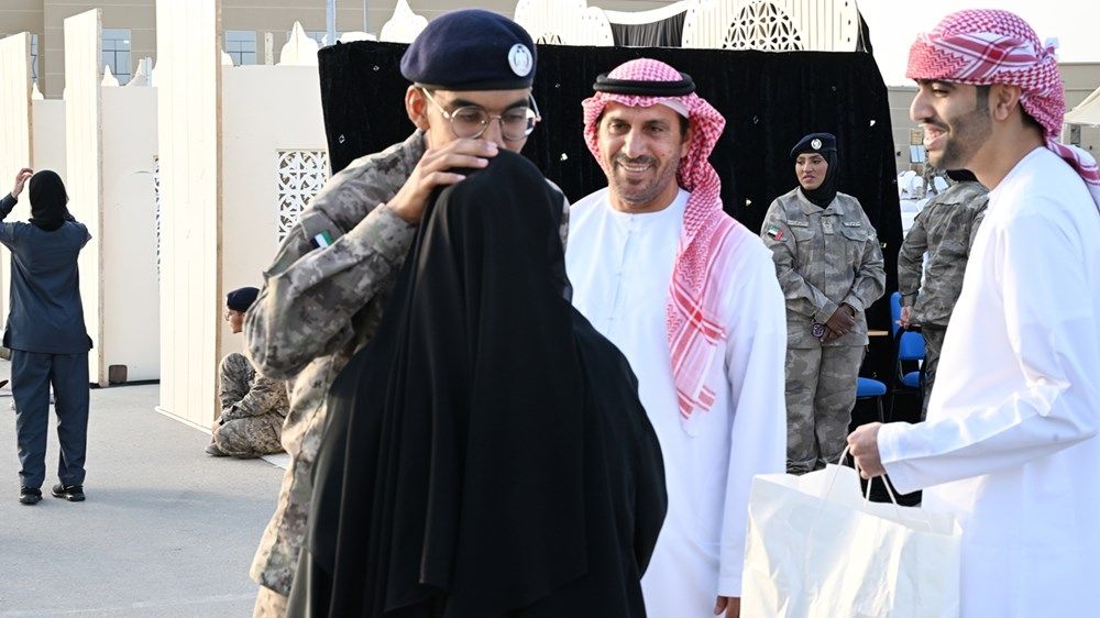 نهيان بن زايد يشارك مجندي الخدمة الوطنية وأسرهم مبادرة «فطوركم عند عيالكم» في العين