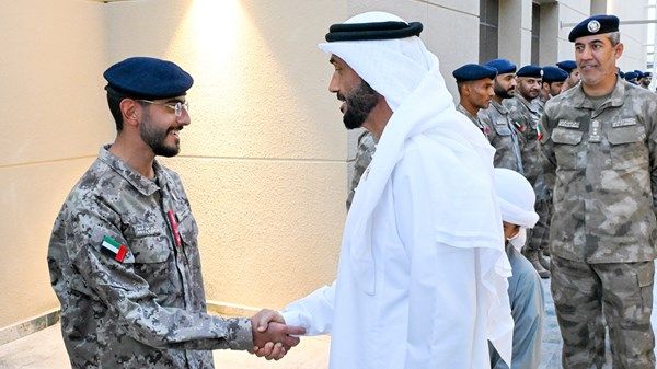 نهيان بن زايد يشارك مجندي الخدمة الوطنية وأسرهم مبادرة «فطوركم عند عيالكم» في العين
