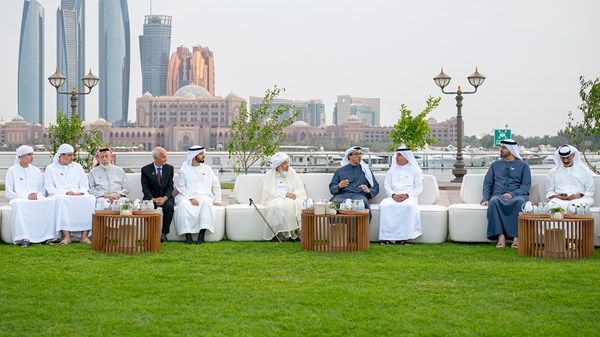 منصور بن زايد يشارك ممثلي الشؤون الإسلامية والأوقاف والزكاة والقطاع المصرفي والقيادات الإعلامية مأدبة الإفطار الرمضانية