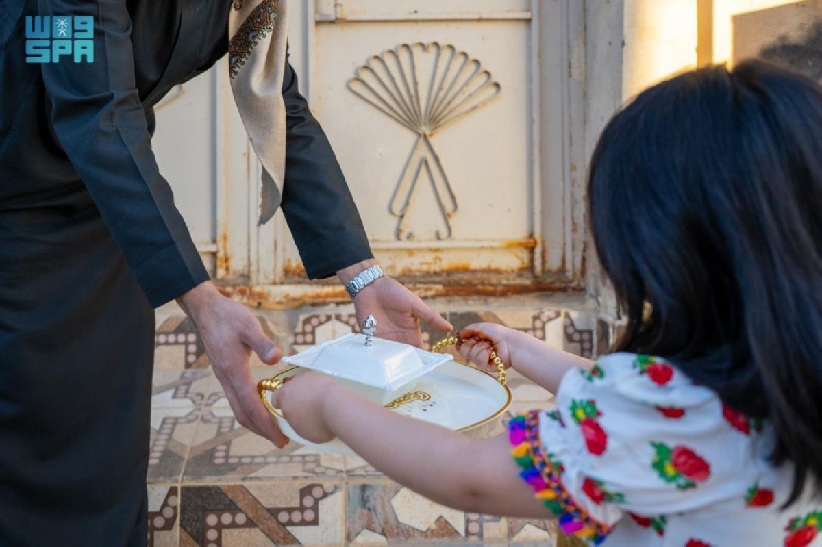 تبادل طعام الإفطار يعكس التكافل الاجتماعي في الحدود الشمالية