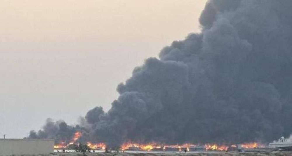 هجوم يُشعل النيران في نحو 100 قارب صيد بأحد موانئ إيران