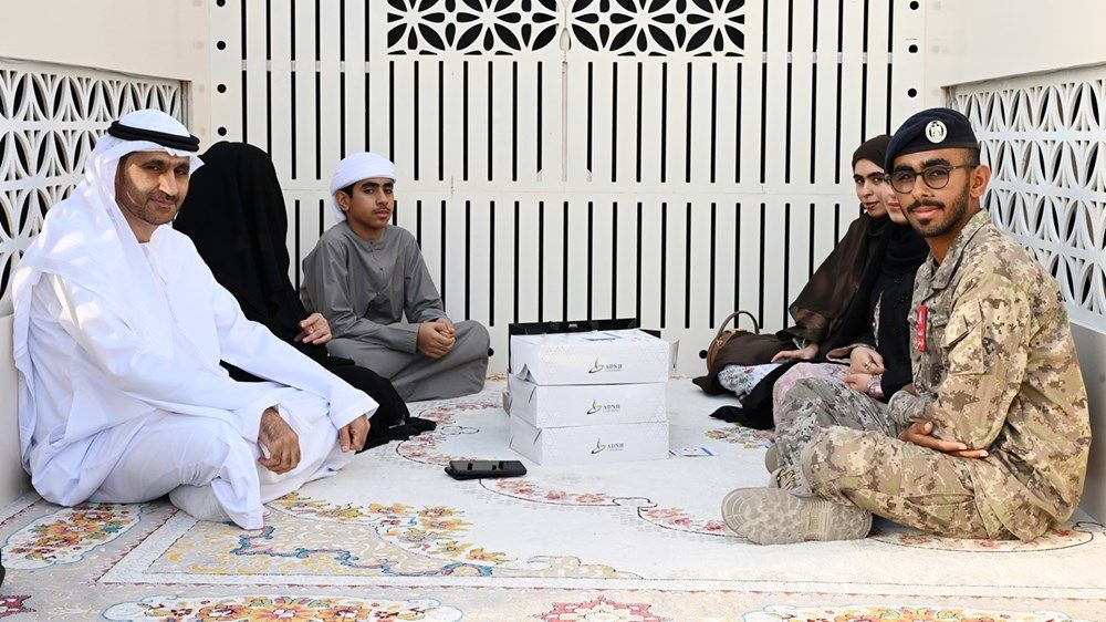 نهيان بن زايد يشارك مجندي الخدمة الوطنية وأسرهم مبادرة «فطوركم عند عيالكم» في العين