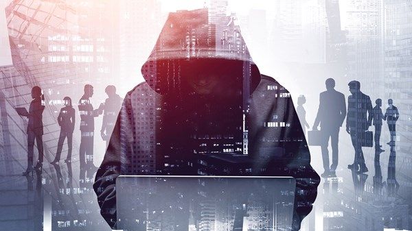 نائب مدير «الأمن الرقمي» بوزارة الداخلية لـ «الاتحاد»: محتالو الجرائم الإلكترونية يصطادون الضحايا بـ«الوظائف الوهمية»