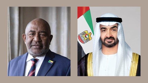 رئيس الدولة ورئيس جمهورية القمر المتحدة يبحثان خلال اتصال هاتفي التطورات الإقليمية