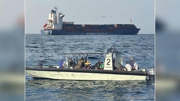 البحرية العُمانية تنقذ طاقم سفينة تعرضت لقصف صاروخي قرب مضيق هرمز