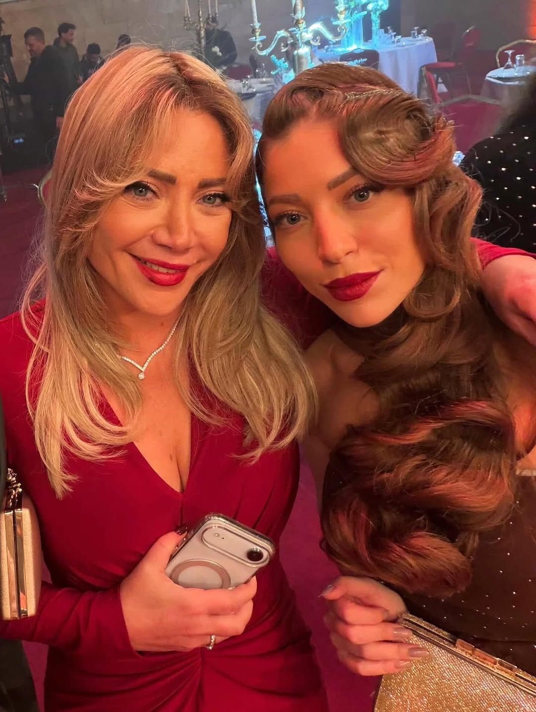 بالصور: “سعادة المجنون” يجمع بين سلافة معمار وشبيهتها والجمهور يتفاعل