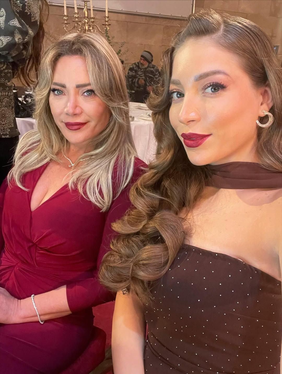 بالصور: “سعادة المجنون” يجمع بين سلافة معمار وشبيهتها والجمهور يتفاعل