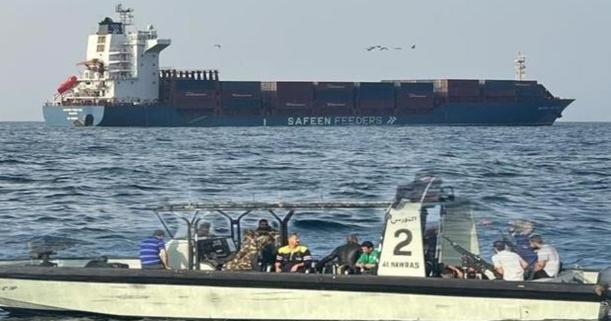 البحرية العُمانية تنقذ طاقم سفينة بعد قصفها بصاروخين قرب مضيق هرمز