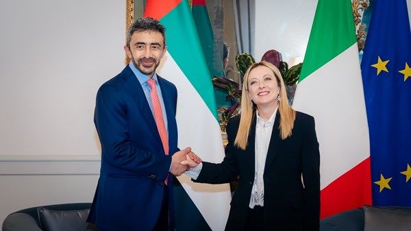 عبدالله بن زايد يلتقي رئيسة وزراء إيطاليا في روما