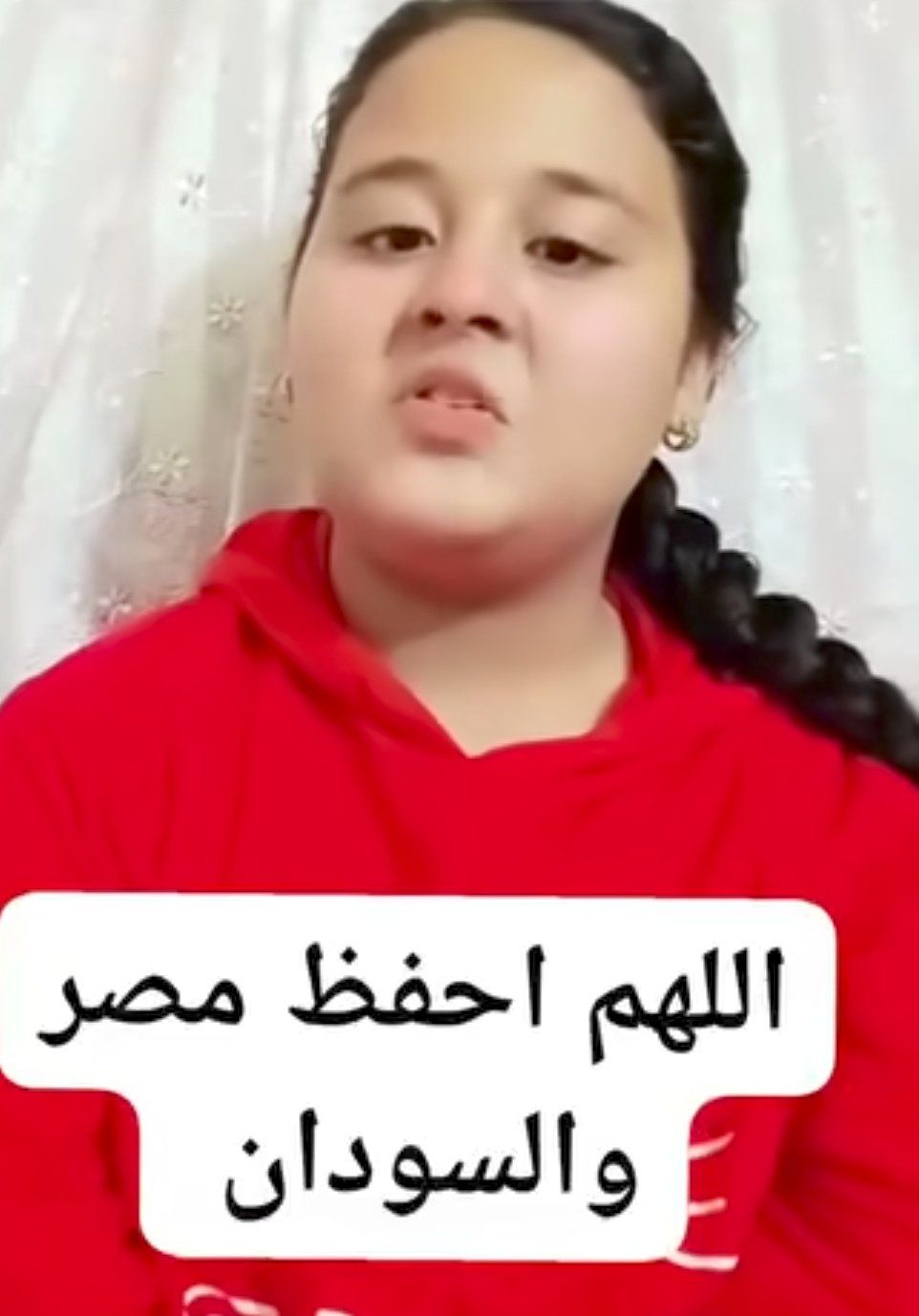 بالصورة والفيديو.. طفلة مصرية تتصدر “الترند” بدعائها لمصر والسودان: (اللهم أحفظ البلدين من كل سوء وألف بين قلوب الشعبين وأجعلهم متحابين متعاونين)