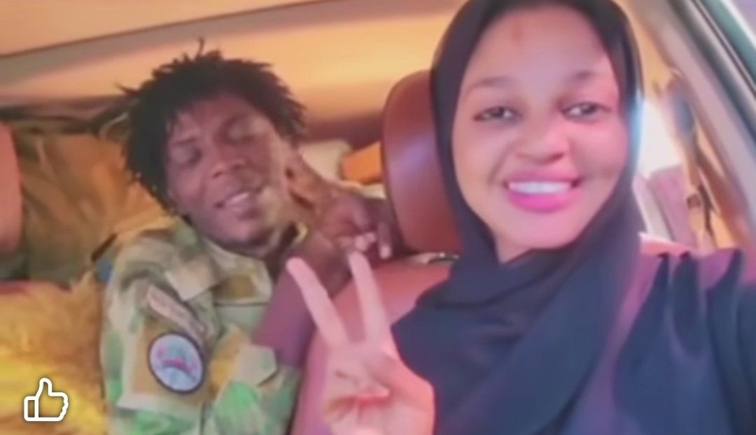 شاهد بالصورة والفيديو.. “بنت البيشي” ظهور فتاة مع أحد أفراد مليشيا الدعم السريع والجمهور يسخر: (محطة غيار زيت جديدة وبتلحقي شيراز قريباً)