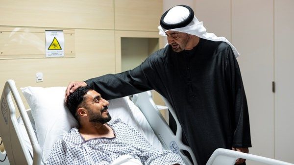 رئيس الدولة يزور عدداً من المصابين الذين يتلقون العلاج في المستشفى