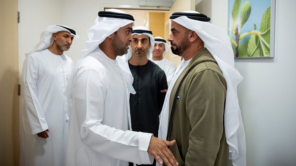 رئيس الدولة يزور عدداً من المصابين الذين يتلقون العلاج في المستشفى