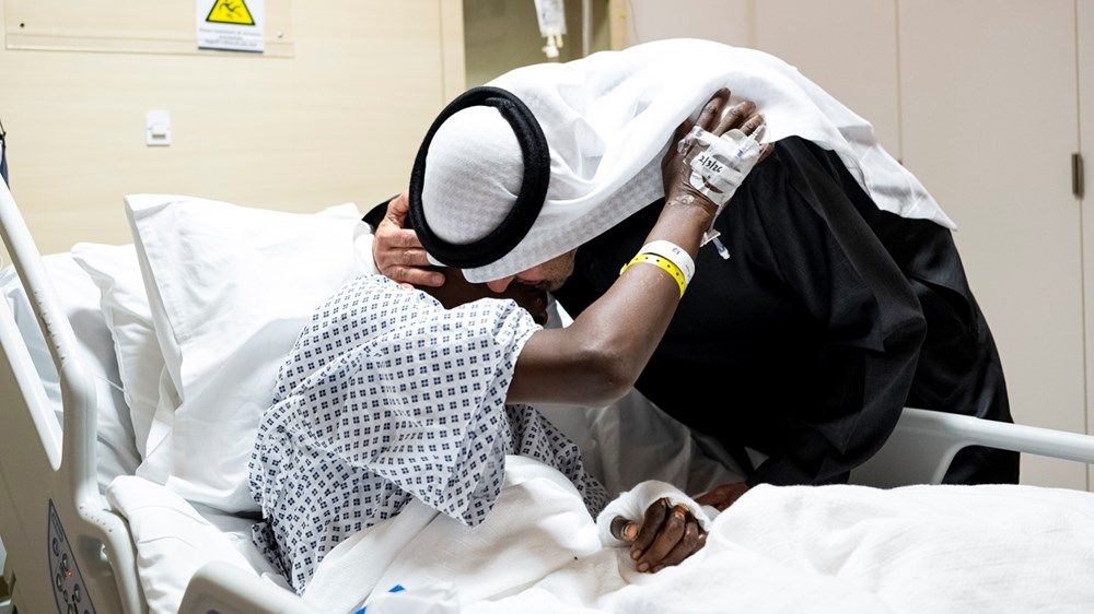 رئيس الدولة يزور عدداً من المصابين الذين يتلقون العلاج في المستشفى